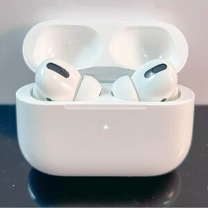 Excellent Condition: Apple AirPods Pro 1st Gen MagSafe Wireless Charging Case